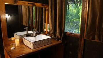 Vasca, set di cortesia gratuito, asciugamani, sapone