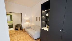 Family Room | In-room safe, iron/ironing board, free WiFi - Eternal Suites Rome (Rome)