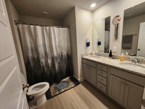 Bidé, handdukar, tvål och toalettpapper