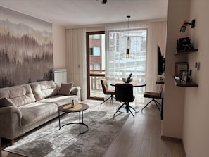 Smart TV, fireplace, table tennis