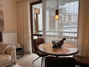 Smart TV, fireplace, ping pong - ✨ Elegant Mountain Apartment with Fireplace, Balcony Views, SKI In&Out ⛷ (Bansko)