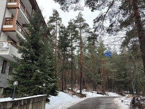 Property grounds - ✨ Elegant Mountain Apartment with Fireplace, Balcony Views, SKI In&Out ⛷ (Bansko)