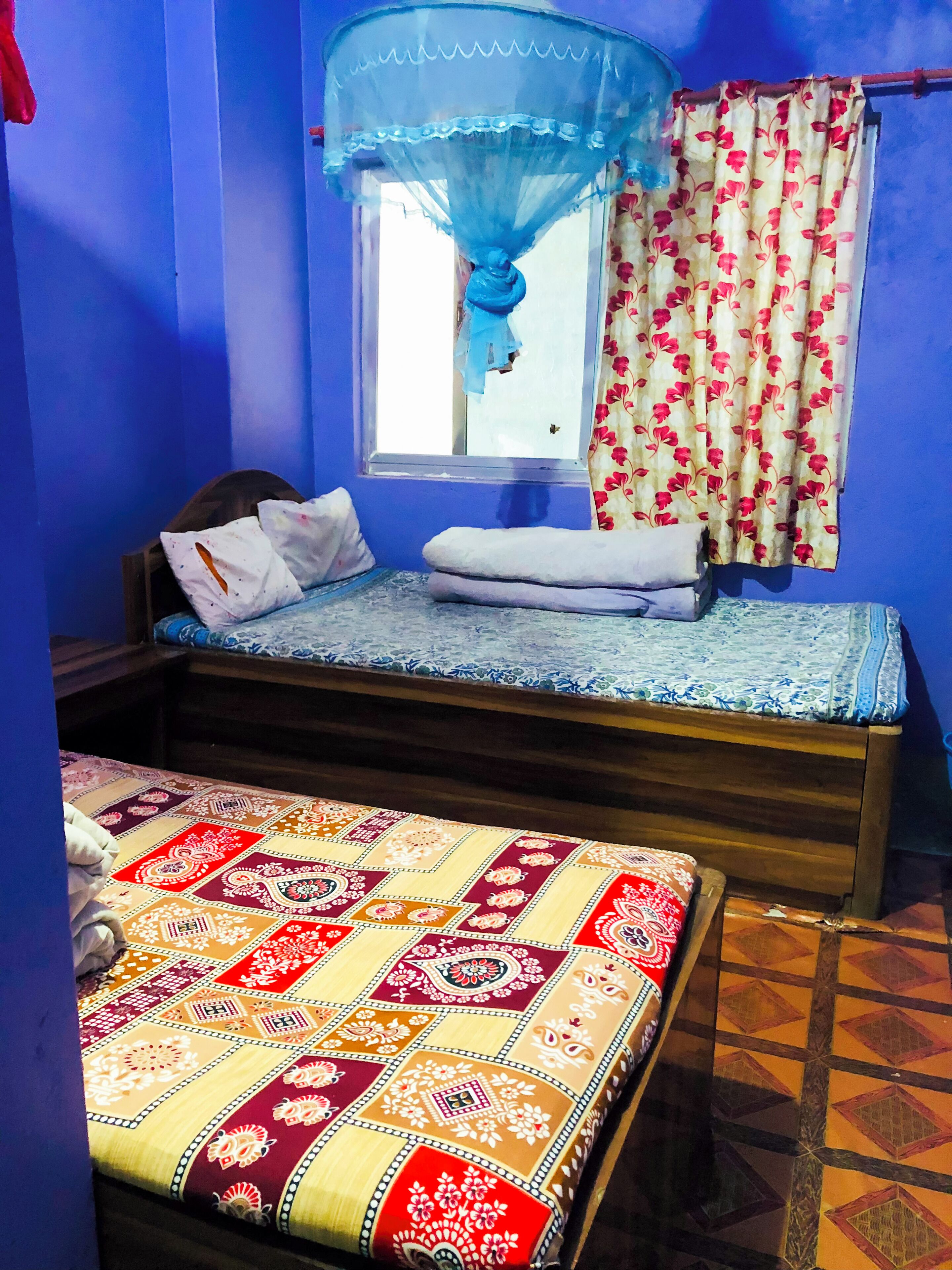 Bureau, espace de travail pour ordinateur portable, Wi-Fi gratuit