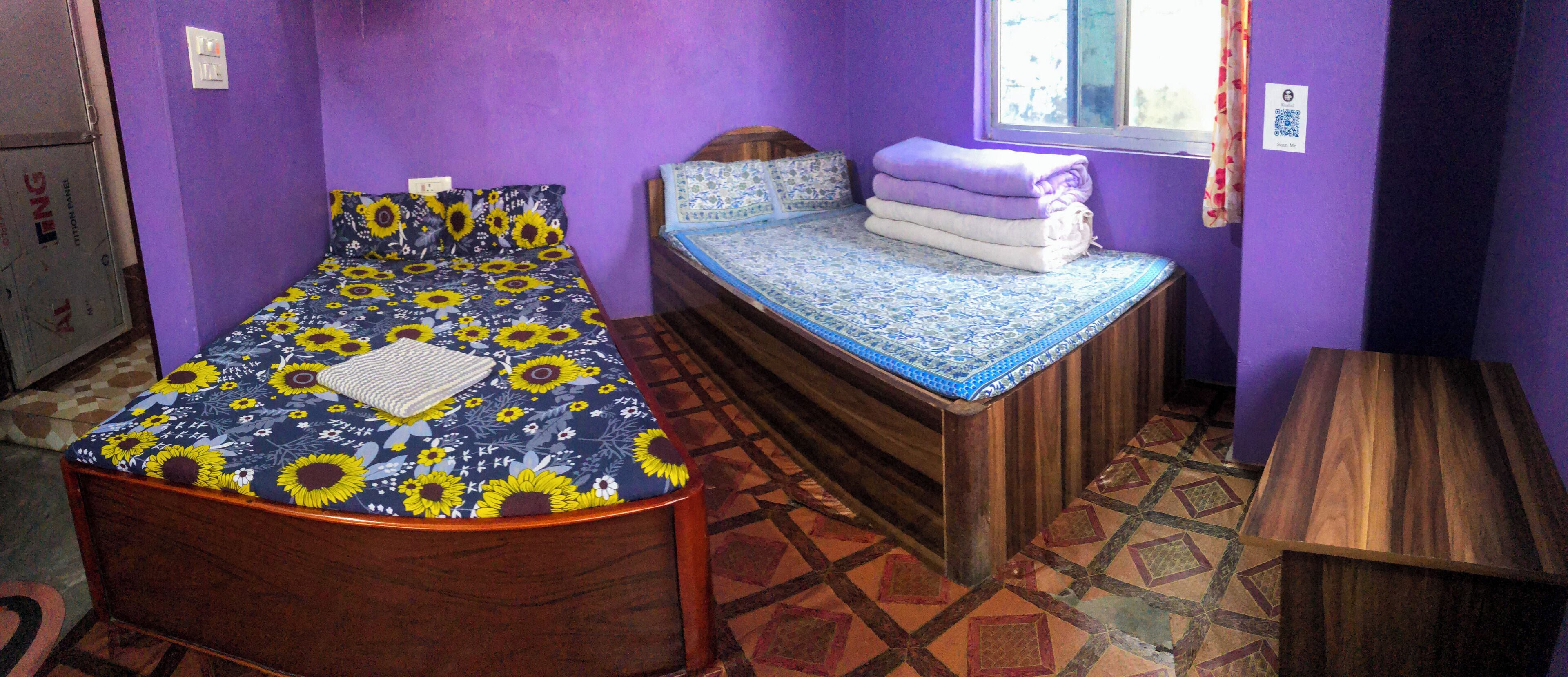 Escritorio, espacio para trabajar con laptop y wifi gratis 