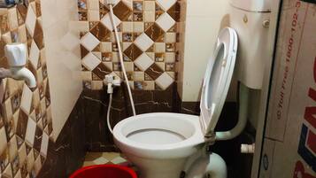 Dusche, kostenlose Toilettenartikel, Handtücher, Seife