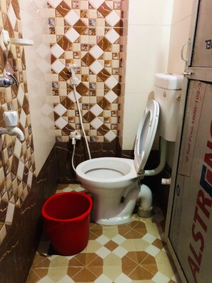 Dusche, kostenlose Toilettenartikel, Handtücher, Seife