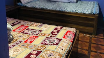 Dusche, kostenlose Toilettenartikel, Handtücher, Seife