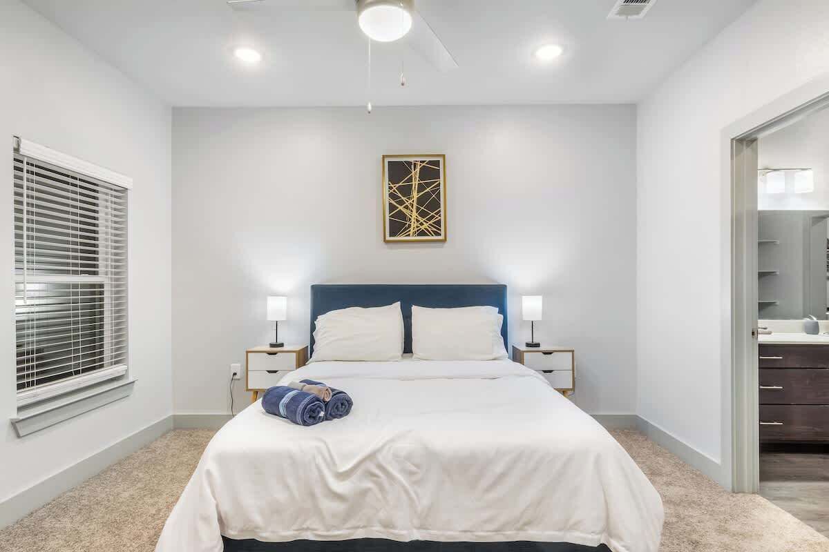 Desk, iron/ironing board, WiFi, bed sheets