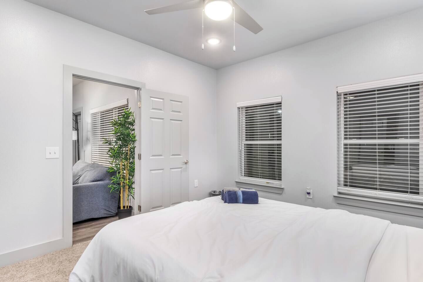 Desk, iron/ironing board, WiFi, bed sheets