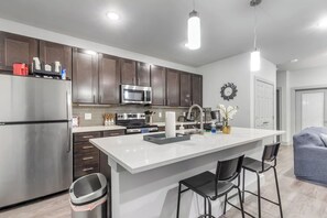 冷蔵庫、電子レンジ、オーブン、食器洗い機