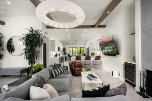 TV, fireplace - Luxe Garden Oasis Heated Pool, Spa & Fire Pit (Scottsdale)