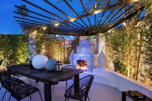 Outdoor dining - Luxe Garden Oasis Heated Pool, Spa & Fire Pit (Scottsdale)