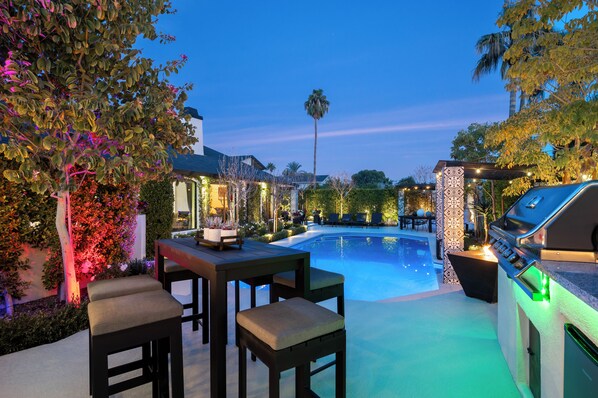Outdoor dining - Luxe Garden Oasis Heated Pool, Spa & Fire Pit (Scottsdale)