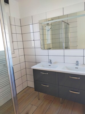 Shower, hair dryer, towels, toilet paper - House in the countryside, ideal for curists, Prechacq-les-Bains and Dax (Gamarde-les-Bains)