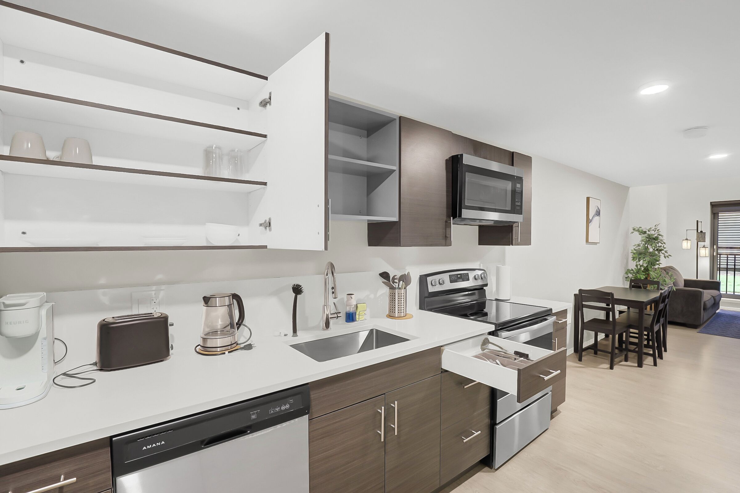 Coffee/tea maker, fridge, microwave, oven