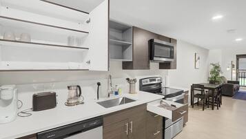 Coffee/tea maker, fridge, microwave, oven