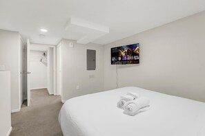 1 bedroom, desk, iron/ironing board, free WiFi - Downtown Loft Near Stadiums w/ Gym. Pet-Friendly! (Cleveland)