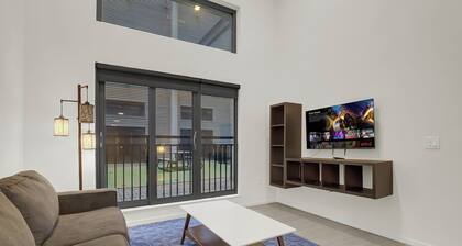 Downtown Loft Near Stadiums w/ Gym. Pet-Friendly!