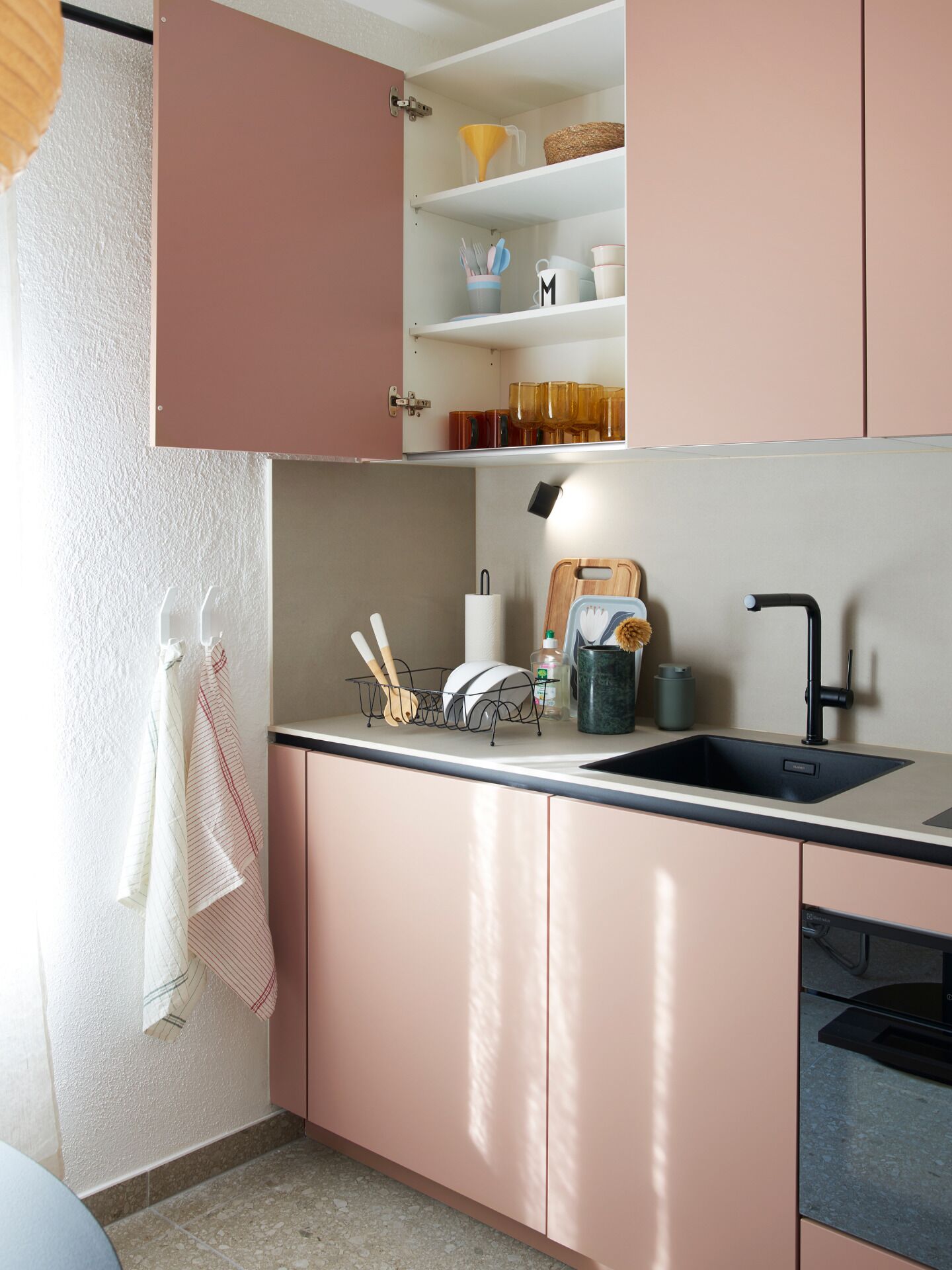 Fridge, oven, stovetop, coffee/tea maker