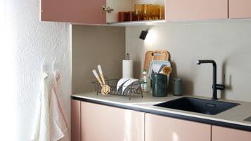 Fridge, oven, stovetop, coffee/tea maker