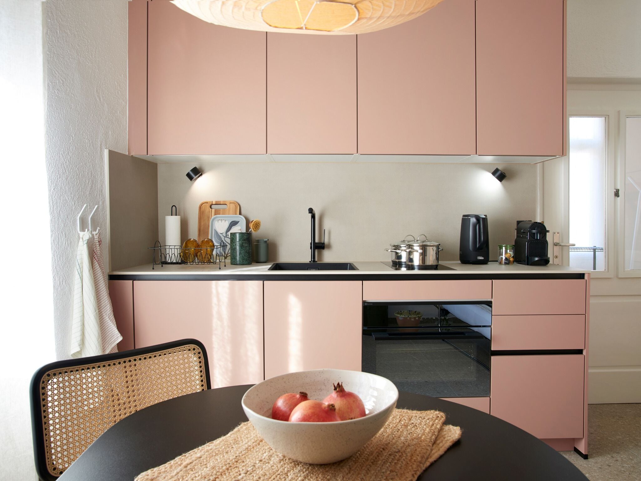 Fridge, oven, stovetop, coffee/tea maker