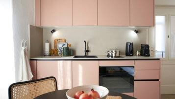 Fridge, oven, stovetop, coffee/tea maker