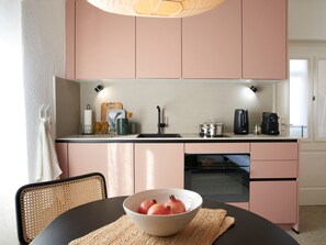 Fridge, oven, stovetop, coffee/tea maker