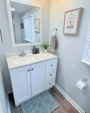 Toallas, jabón, papel de baño 