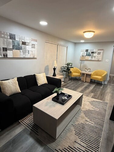 Spacious 5BD 2BA Home Close To Oakbrook