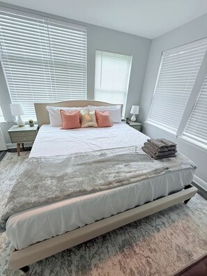 Tabla de planchar con plancha, wifi y ropa de cama 