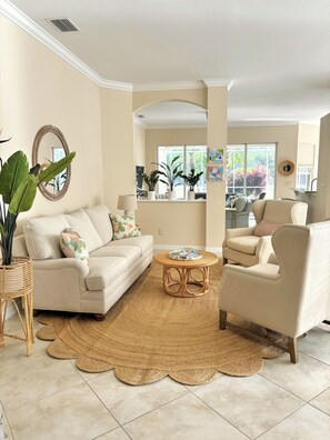 Smart TV - 2/3 Bedroom Home with Heated Pool & Golf in Gated Country Club Community (Naples)