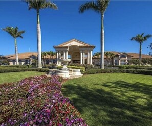 Property grounds - 2/3 Bedroom Home with Heated Pool & Golf in Gated Country Club Community (Naples)