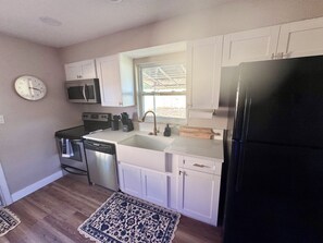 Microwave, oven, stovetop, dishwasher - The Sofia-Cozy 2-bedroom villa with a king-sized bed, complimentary bikes. (Largo)