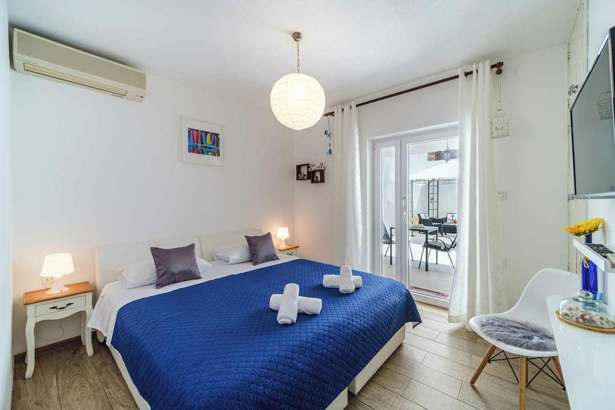 Chambre Deluxe double, vue sur la cour intérieure | Fer et planche à repasser, accès au Wi-Fi (inclus)
