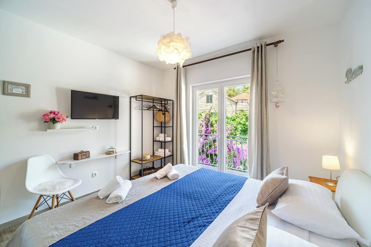 Deluxe Double Room, Sea View | Iron/ironing board (on request), WiFi (free)