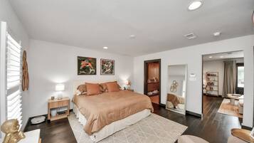 2 bedrooms, desk, iron/ironing board, travel crib
