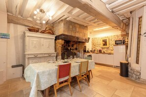 Dining - Maison 1505 | Authentic 16th-century shipowner’s house in the city center (Honfleur)