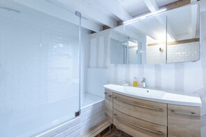 Shower, hair dryer, towels - Maison 1505 | Authentic 16th-century shipowner’s house in the city center (Honfleur)
