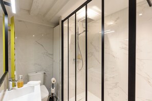 Shower, hair dryer, towels - Maison 1505 | Authentic 16th-century shipowner’s house in the city center (Honfleur)