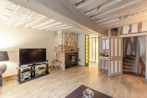 TV, fireplace, books - Maison 1505 | Authentic 16th-century shipowner’s house in the city center (Honfleur)