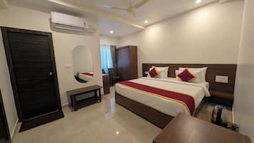 Deluxe Double Room | Egyptian cotton sheets, premium bedding, down comforters