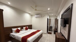 Egyptian cotton sheets, premium bedding, down duvets, memory-foam beds - Hanuman Heritage (Chikkamagaluru)