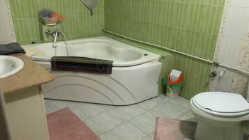 Bruser, boblebadekar, bidet, håndklæder