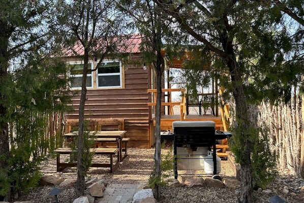 Outdoor dining - The Jackrabbit Tiny Cabin at Palo Duro Canyon (Canyon)