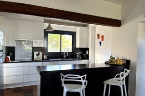 Fridge, microwave, oven, stovetop - Villa with garden and sea view, a stone's throw from the beach - Presqu'île de Giens (Hyères)