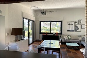 TV, ping pong - Villa with garden and sea view, a stone's throw from the beach - Presqu'île de Giens (Hyères)