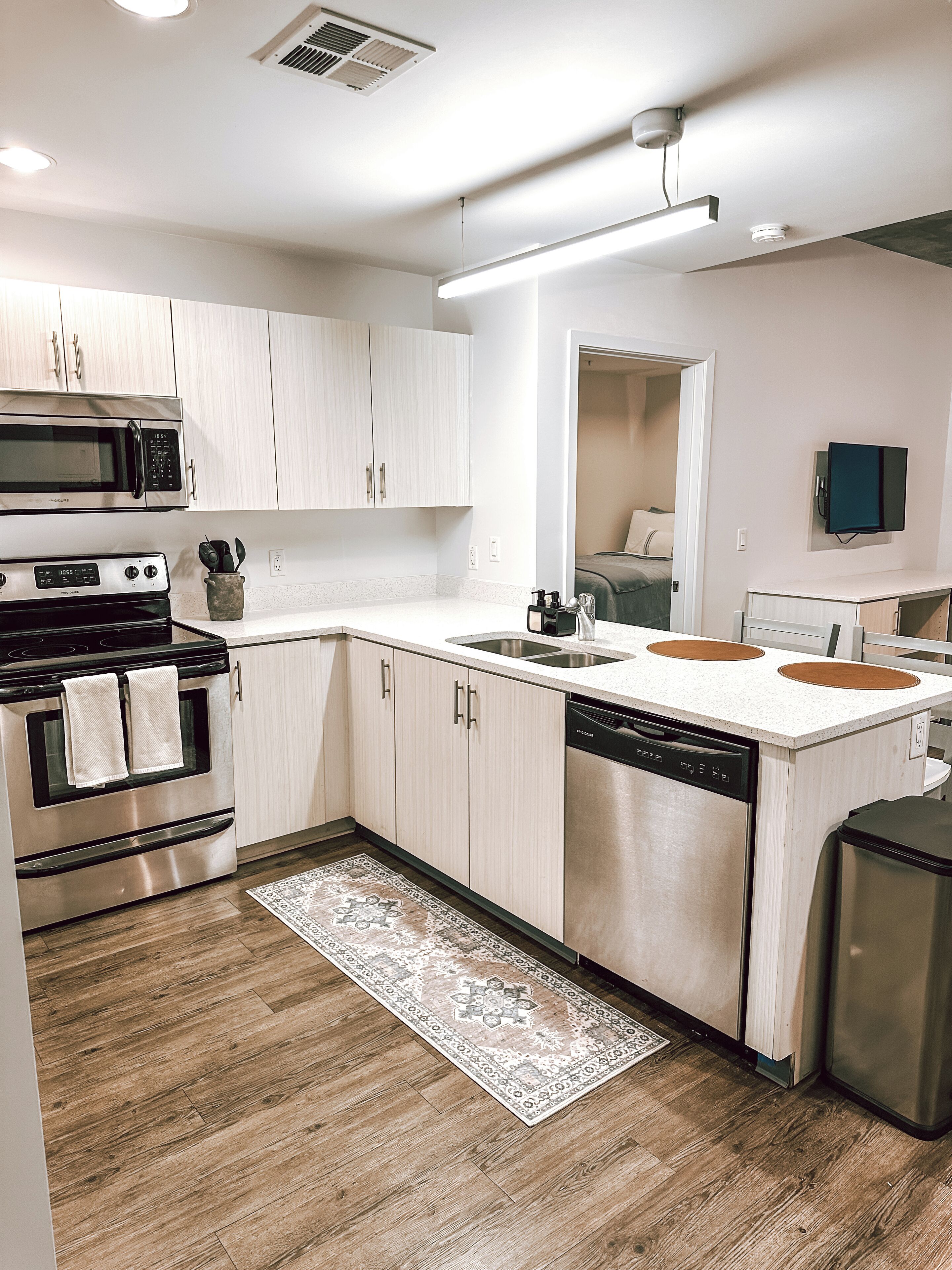 Apartamento com design assinado, para não fumantes, sacada | Cozinha privada | Frigobar, micro-ondas, fogão, lava-louças