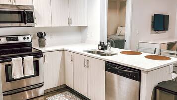 Apartamento com design assinado, para não fumantes, sacada | Cozinha privada | Frigobar, micro-ondas, fogão, lava-louças