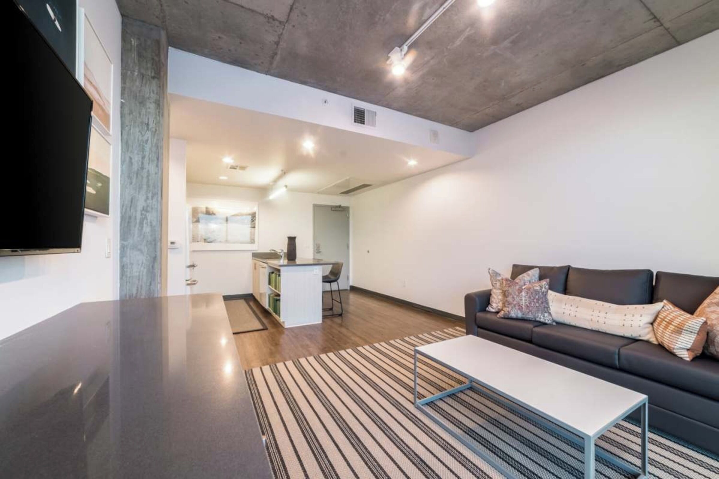 全景公寓, 无烟房, 阳台 | 客厅 | 55-英寸电视（配备数码频道）