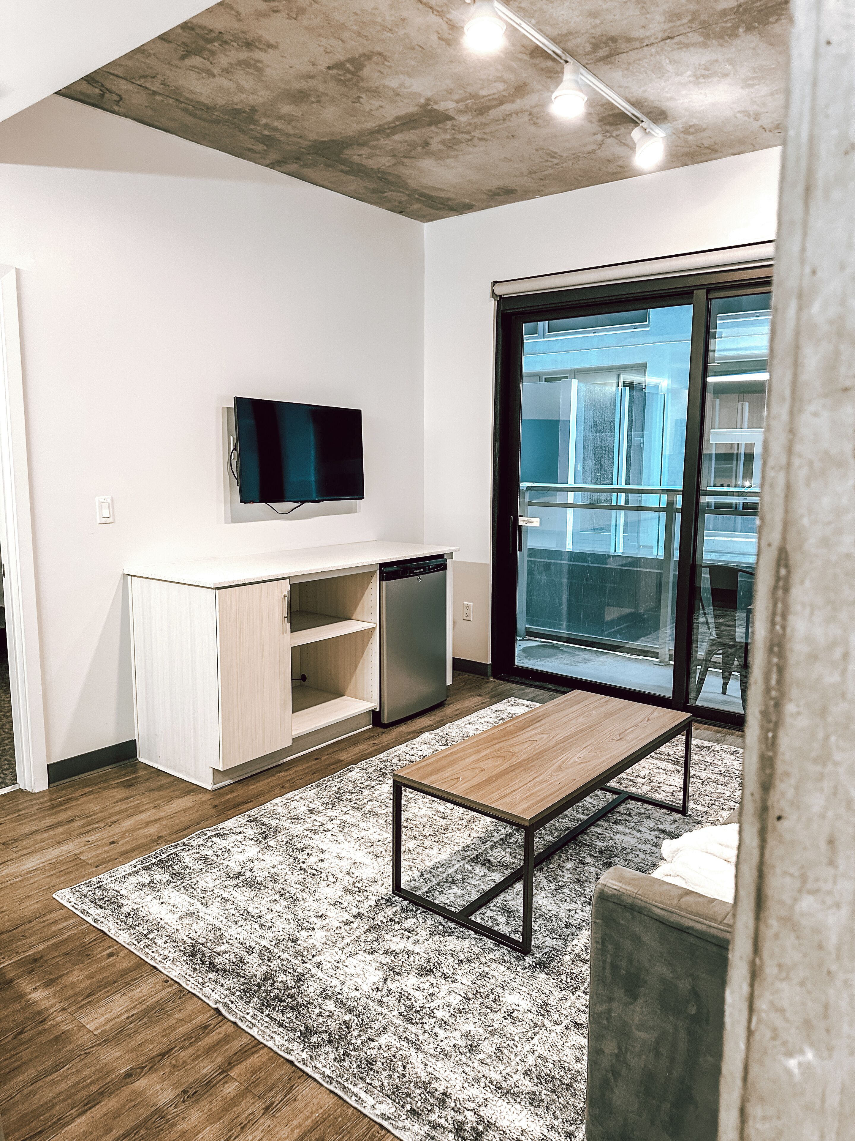 Apartamento com design assinado, para não fumantes, sacada | Sala de estar | TV 55 polegadas com canais digitais